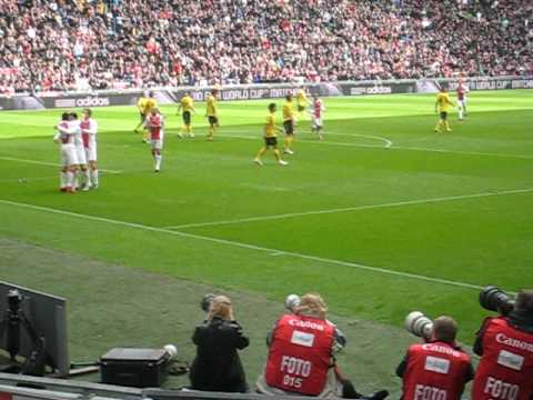 Ajax - VVV Venlo (11 april 2010) Penalty Suarez (2-0)
