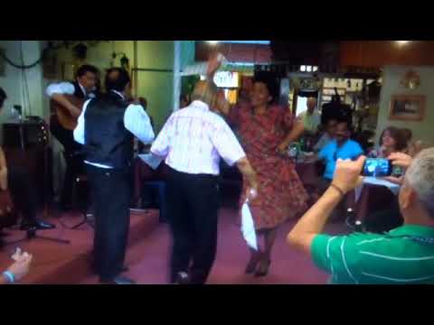 Los Scaglia Avilés con Alejandra Ambukka Reina de la Marinera