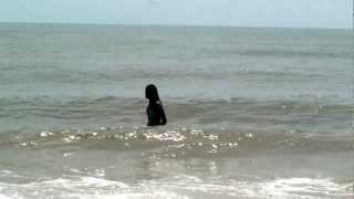 preview picture of video 'Brazilian girl on beach / Brasileira na praia'