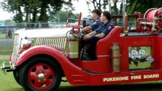 preview picture of video 'Vintage Fire Engine Siren, 1936 Ford V8, Pukekohe VFB Open Day, 20 Nov 2010'