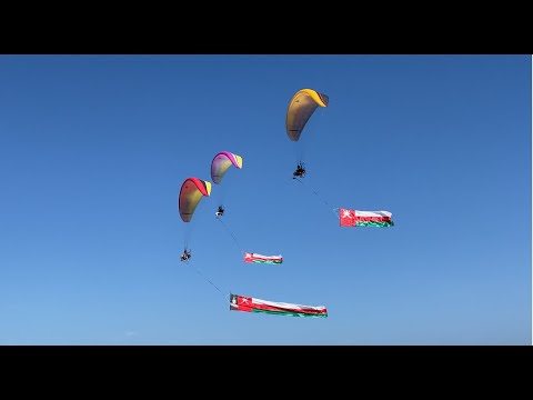 Comemorações do 51º Dia Nacional de Omã 2021 - Show de Paramotoring na área de Qurum Beach Jawharat Al Shatti