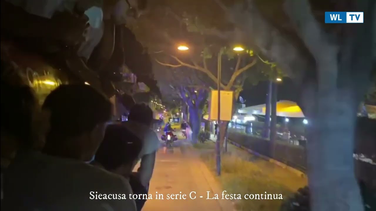 Il Siracusa in trionfo tra i suoi tifosi, ora la squadra è dal sindaco