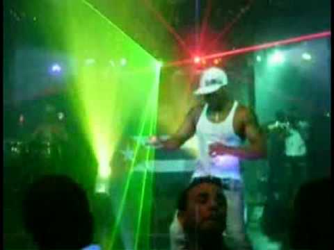 YULIEN OVIEDO BLAD MC EN EL YARIS