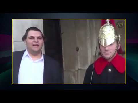 Funny guy makes Royal Guard Laugh at Buckingham Palace EPIC!!!
