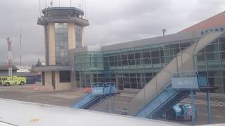 preview picture of video 'Aterrizaje en el aeropuerto Nacional Mariscal La Mar, Cuenca, TAME'
