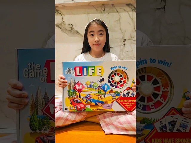 Vídeo relacionado con Hasbro Gaming The Game of Life Game, Family Board Game for 2 to 4 Players, for Kids Ages 8 and Up, Includes Colourful Pegs