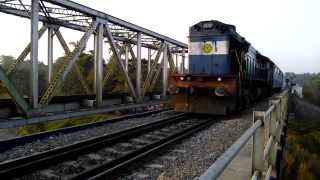 preview picture of video 'Indian Railways 16603 Maveli Express snaking into the main line at Netravathi River Bridge'