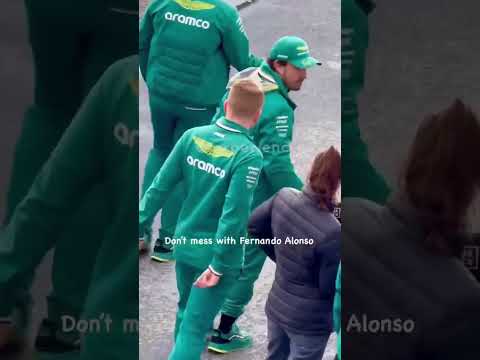 FERNANDO ALONSO DISCREETLY FLIPPIN SOMEONE OFF 😭 #alonso #f1 #astonmartin #formula1