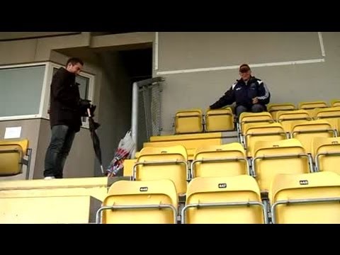 Lars-Eric föredrar fotboll framför hockey - i Ängelholm