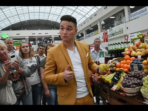 Александр Молочко угощал покупателей фруктами за счёт Центрального рынка