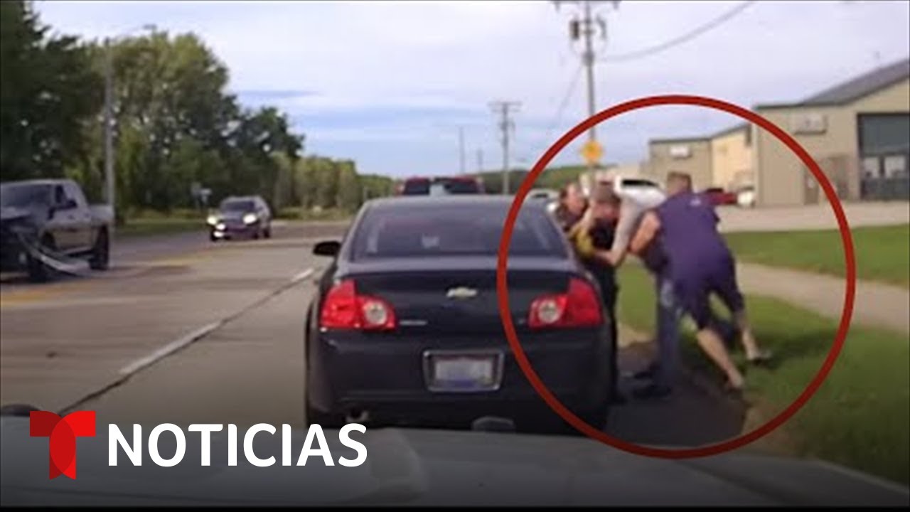 Cuatro personas ayudan a una policía a arrestar a un hombre | Noticias Telemundo