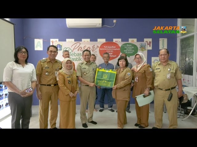 Kampanye Pengurangan Kantong Plastik di Pasar Tebet Timur