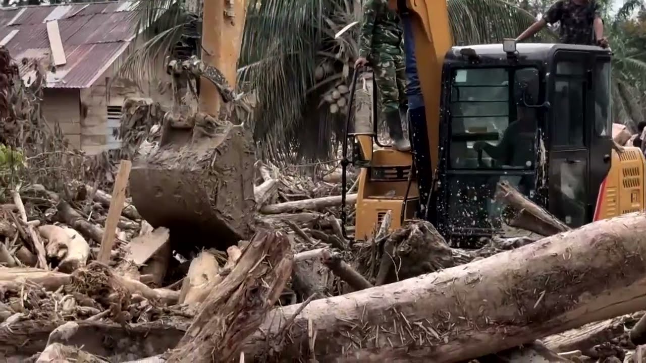 Indonesian families mourn loved ones as flood deaths pass 900 | REUTERS