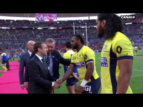 Fijian players kneel before Emmanuel Macron
