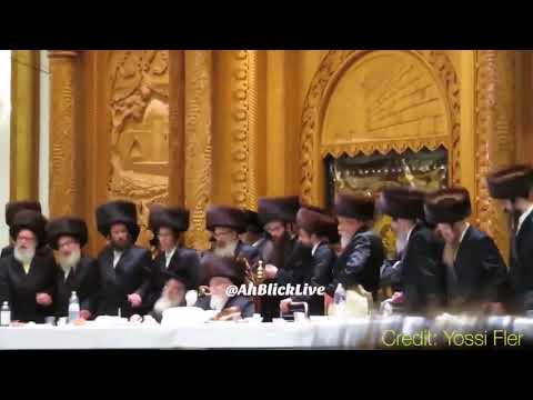 Sanz Klausenborg Rebbe attending Sheva Brochos in Skver - Kislev 5778