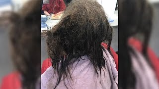 Mädchen kommt mit versauten Haaren zum Friseur - 