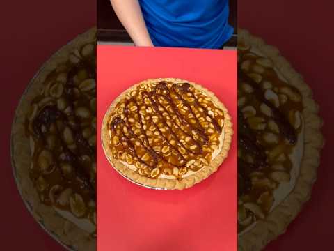 Snickers Pie is so good! #chocolate #snickers #desserts #easyrecipes #easydessert