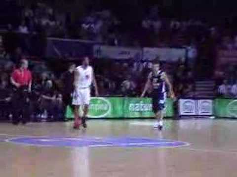 04 19-01-08 BCO-Bologna bis - Jerry stuurt Chuck onder de ko