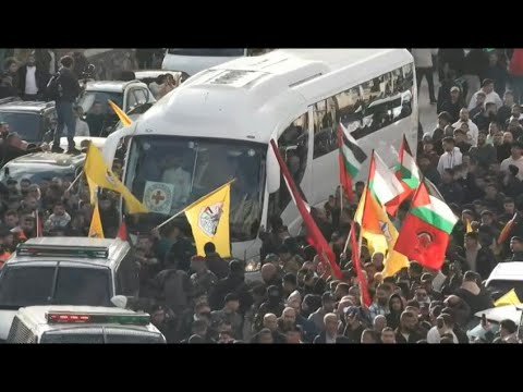 Crowds cheer as buses carrying freed Palestinian prisoners arrive in Ramallah | AFP