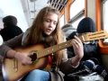 Девочка офигенно поёт и играет на гитаре в метро на французском 