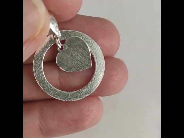 Vídeo relacionado con LAVUMO Collares Mujer Amor Colgante de Corazón Plata Plata de Ley 925 Collares Mujer Joyas Regalos para Esposa, Mamá Novia Cumpleaños Navidad Aniversario día San Valentín Regalo(Plata-10-Octubre)