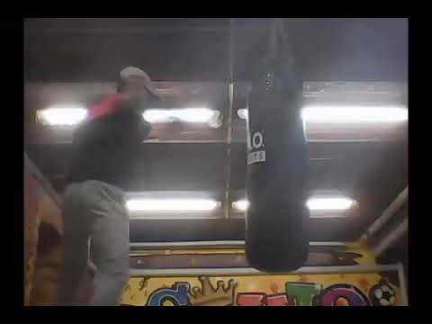 Veoma brzo i snazno udaranje u box......