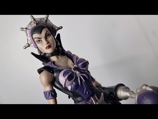 Vídeo relacionado con Masters del Universo MOTU Revelation Evil Lyn Figura de acción con accesorios, juguete +6 años (Mattel HLB39)