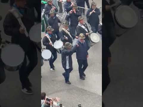 passaggio dei Congedati della Fanfara Julia sotto il palco - 14 maggio 2023 adunata nazionale alpini