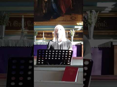 Fina Amanda sjunger på dop. välkommen hem.