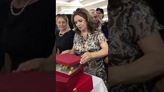 Свекровь подарила миллион рублей невесте - Видео онлайн