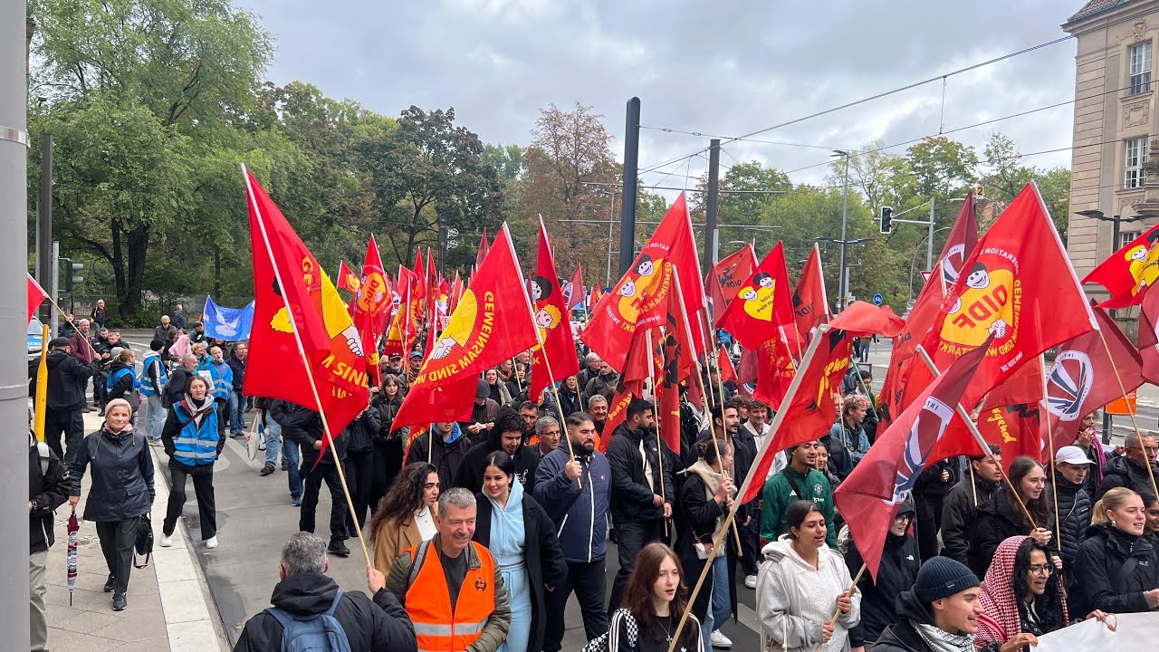 Tausende nehmen an einer Demonstration gegen Krieg und Aufrüstung in Berlin teil