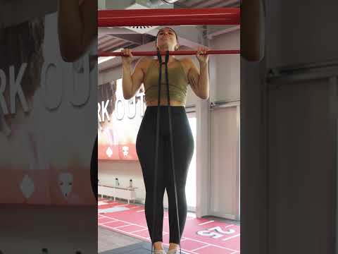 Heute zeigt euch Jacqueline ihre Lieblingsübung: Klimmzüge mit dem Resistance Band.