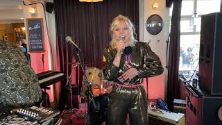 Kvikindi: Brynhildur syngur Heathcliff á Kex