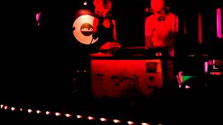 Concierto Tributo Mugre play The Residents Harry the head