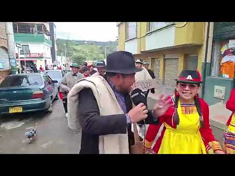 desfile de inicio del Festival cultural y deportivo en botas, Ruana y sombrero, desde #Jenesano.