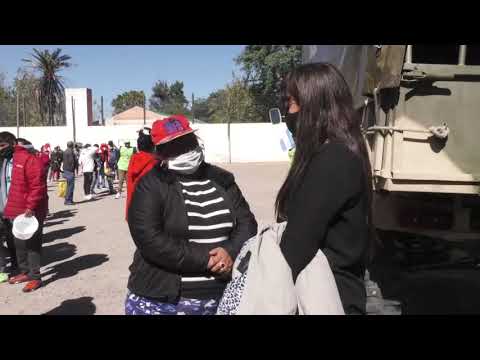 En una acción comunitaria conjunta se distribuyó locro en barrios salteños