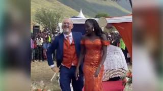 Il matrimonio di Padre Sandro in Kenya tra balletti e vestiti colorati