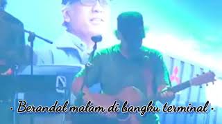 Download lagu BERANDAL MALAM DI BANGKU TERMINAL - Iwan Fals Band Konser Fuso mp3