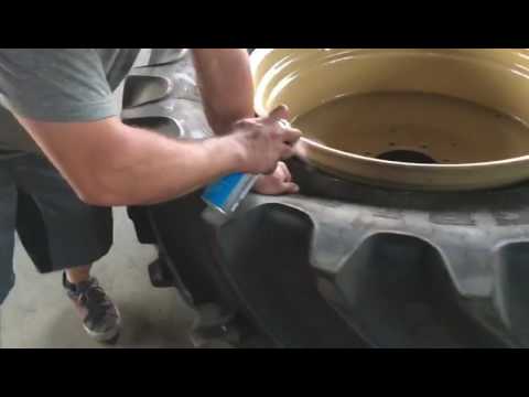 Mit Bremsenreiniger einen Traktorreifen aufziehen