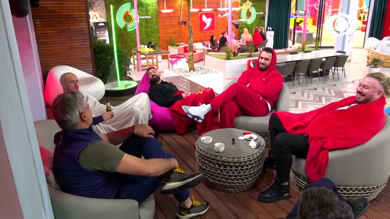 Djemtë bisedojnë në verandë