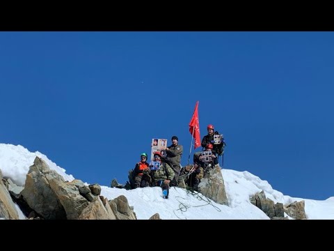 Знамя Победы на пике Победы. Участники экспедиции рассказали о пути к высочайшей точке северо-востока Сибири
