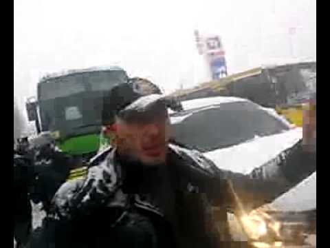 Майданутые хохлы перекрыли дорогу спецподразделению