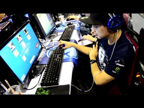 SMM 2011: DeMoN goofing on his computer