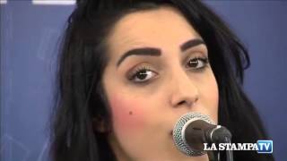 Levante canta "Sbadiglio" a La Stampa (unplugged)