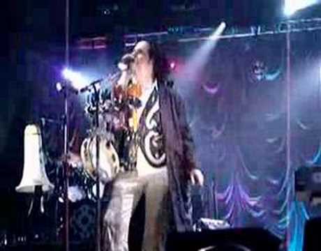 Videoclip de Mad (Live) — Marillion