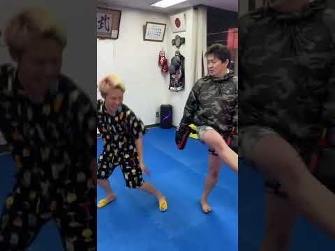【爆笑】チャンピオンのカーフキックを素人が受けた結果www　＃shorts