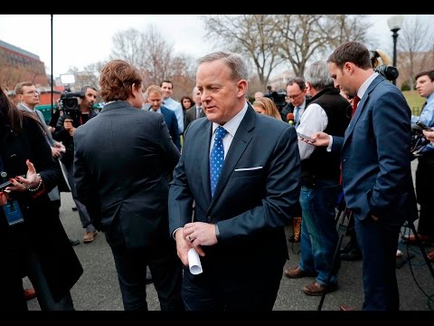 Sean Spicer Is Confronted While Shopping At An Apple Store In DC
