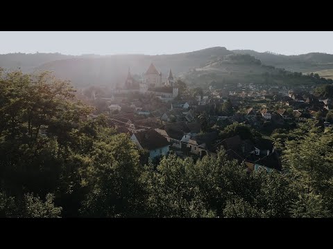 Imagini de poveste văzute de sus cu satul săsesc Biertan și biserica evanghelică fortificată.