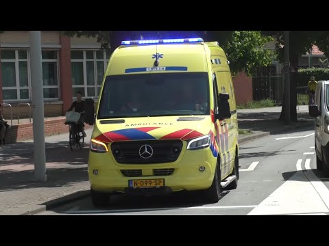 Verschillende Ambulances met spoed in Den Haag