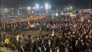 מירון התשפ"ה: אש וחשמל ברחבת הריקודים בתולדות אברהם יצחק יחד עם בעל המנגן ארהלה סמט.
